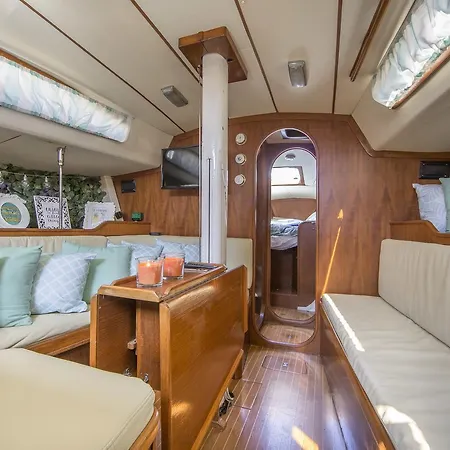 Botel Sailboat Exclusive Experience Lisbon