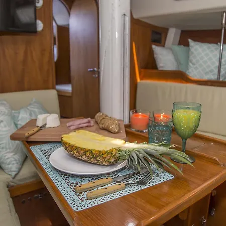 Botel Sailboat Exclusive Experience Lisbon